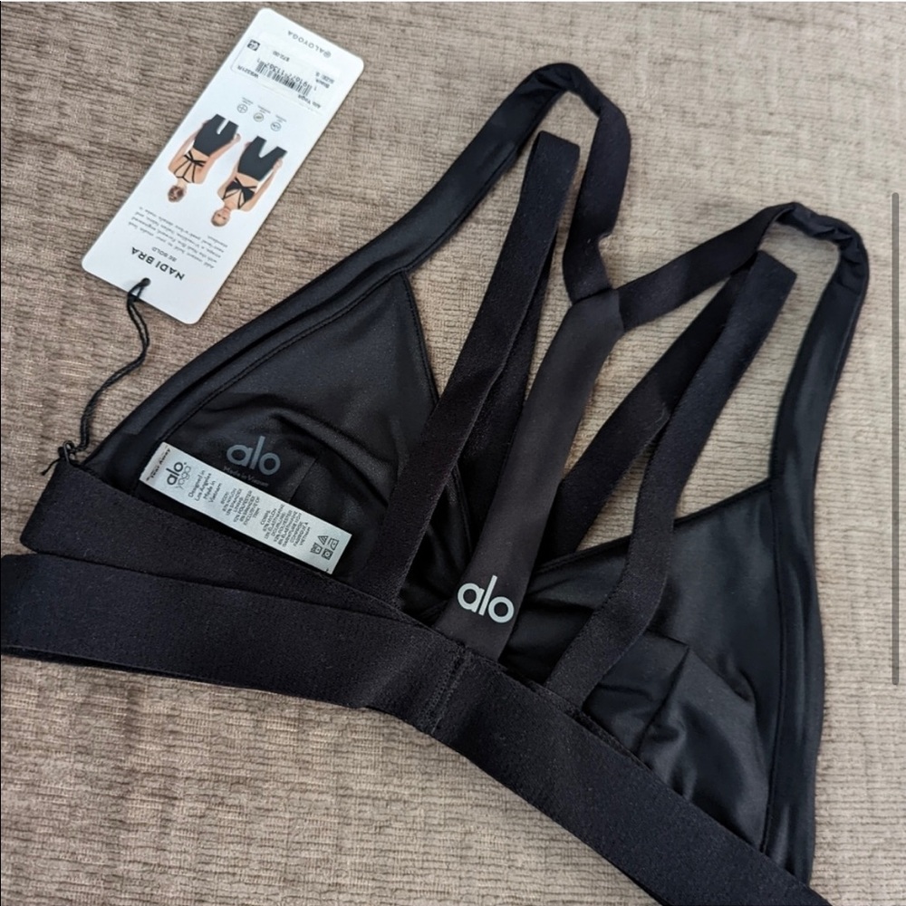 Alo sports bra! Super cute but doesn’t fit my chest unfortunately :(